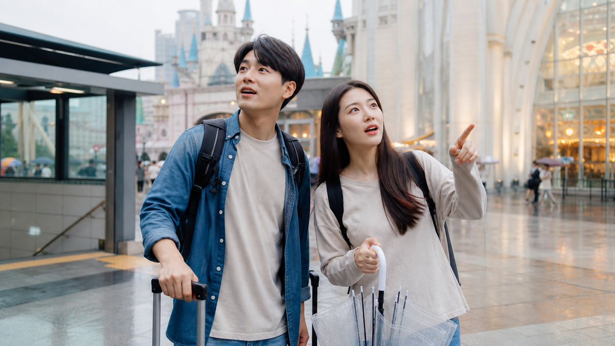 First-time travelers planning a Lotte World day in Seoul near Jamsil